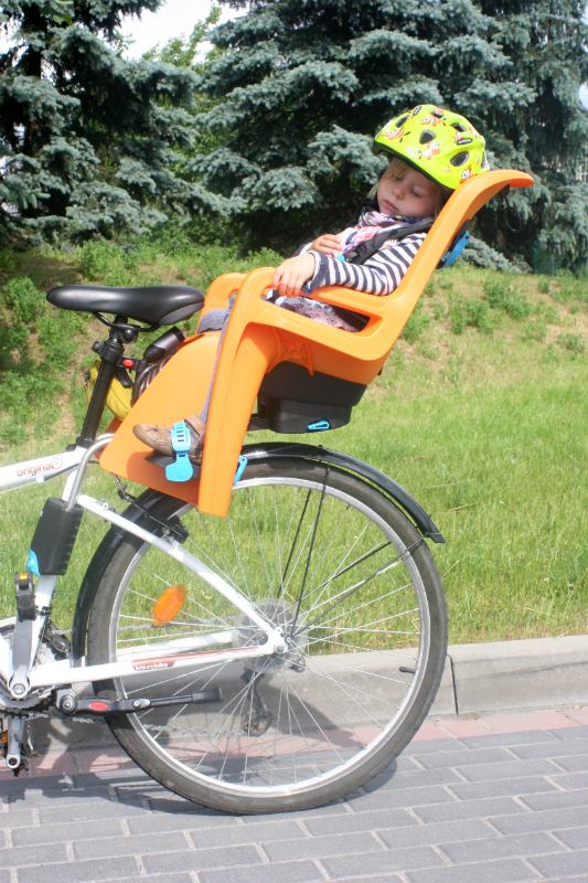 Fotelik rowerowy Thule RideAlong - pozycja dziecka.